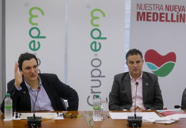 Rueda de prensa - Compra de Aguas Antofagasta
Rueda de prensa - Compra de Aguas Antofagasta
Fecha: Abril 23 de 2015
Para descargar esta fotografía en alta resolución, haga clic sobre la imagen hasta que la misma se despliegue en la pantalla completa; luego dé clic derecho y elija la opción "guardar imagen como". 
En caso de publicación por cualquier medio, solicitamos acompañarla del crédito: "Foto EPM"
Palabras clave: Rueda prensa Compra aguas Antofagasta