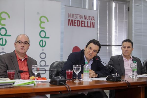 Rueda de prensa - Compra de Aguas Antofagasta
Rueda de prensa - Compra de Aguas Antofagasta
Fecha: Abril 23 de 2015
Para descargar esta fotografía en alta resolución, haga clic sobre la imagen hasta que la misma se despliegue en la pantalla completa; luego dé clic derecho y elija la opción "guardar imagen como". 
En caso de publicación por cualquier medio, solicitamos acompañarla del crédito: "Foto EPM"
Palabras clave: Rueda prensa Compra aguas Antofagasta