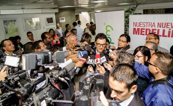 Rueda de prensa - Compra de Aguas Antofagasta
Rueda de prensa - Compra de Aguas Antofagasta
Fecha: Abril 23 de 2015
Para descargar esta fotografía en alta resolución, haga clic sobre la imagen hasta que la misma se despliegue en la pantalla completa; luego dé clic derecho y elija la opción "guardar imagen como". 
En caso de publicación por cualquier medio, solicitamos acompañarla del crédito: "Foto EPM"
Palabras clave: Rueda prensa Compra aguas Antofagasta