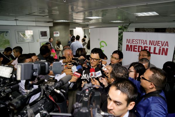 Rueda de prensa - Compra de Aguas Antofagasta
Rueda de prensa - Compra de Aguas Antofagasta
Fecha: Abril 23 de 2015
Para descargar esta fotografía en alta resolución, haga clic sobre la imagen hasta que la misma se despliegue en la pantalla completa; luego dé clic derecho y elija la opción "guardar imagen como". 
En caso de publicación por cualquier medio, solicitamos acompañarla del crédito: "Foto EPM"
Palabras clave: Rueda prensa Compra aguas Antofagasta