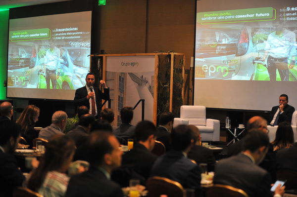 Encuentro inversionistas 2019
Encuentro inversionistas 2019
Fecha: Abril 24 2019.
Para descargar esta fotografía en alta resolución, haga clic sobre la imagen hasta que la misma se despliegue en la pantalla completa; luego dé clic derecho y elija la opción "guardar imagen como". 
En caso de publicación por cualquier medio, solicitamos acompañarla del crédito: "Foto EPM"
Palabras clave: Encuentro inversionistas 2019