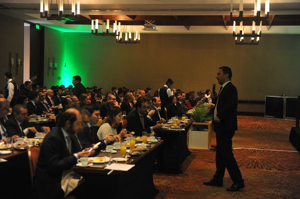 Encuentro inversionistas 2019
Encuentro inversionistas 2019
Fecha: Abril 24 2019.
Para descargar esta fotografía en alta resolución, haga clic sobre la imagen hasta que la misma se despliegue en la pantalla completa; luego dé clic derecho y elija la opción "guardar imagen como". 
En caso de publicación por cualquier medio, solicitamos acompañarla del crédito: "Foto EPM"
Palabras clave: Encuentro inversionistas 2019
