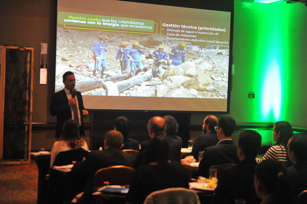 Encuentro inversionistas 2019
Encuentro inversionistas 2019
Fecha: Abril 24 2019.
Para descargar esta fotografía en alta resolución, haga clic sobre la imagen hasta que la misma se despliegue en la pantalla completa; luego dé clic derecho y elija la opción "guardar imagen como". 
En caso de publicación por cualquier medio, solicitamos acompañarla del crédito: "Foto EPM"
Palabras clave: Encuentro inversionistas 2019