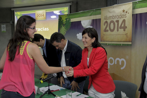 Premiación concurso Encendamos la alegría 2014
Premiación concurso Encendamos la alegría 2014
Fecha: Abril 30 de 2014
Para descargar esta fotografía en alta resolución, haga clic sobre la imagen hasta que la misma se despliegue en la pantalla completa; luego dé clic derecho y elija la opción "guardar imagen como". 
En caso de publicación por cualquier medio, solicitamos acompañarla del crédito: "Foto EPM"

Palabras clave: Premiación concurso Encendamos alegría 2014