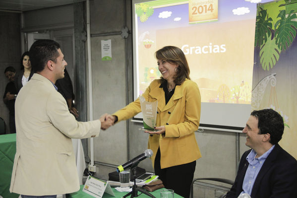 Premiación concurso Encendamos la alegría 2014
Premiación concurso Encendamos la alegría 2014
Fecha: Abril 30 de 2014
Para descargar esta fotografía en alta resolución, haga clic sobre la imagen hasta que la misma se despliegue en la pantalla completa; luego dé clic derecho y elija la opción "guardar imagen como". 
En caso de publicación por cualquier medio, solicitamos acompañarla del crédito: "Foto EPM"

Palabras clave: Premiación concurso Encendamos alegría 2014