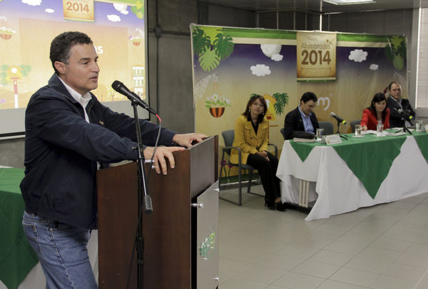 Premiación concurso Encendamos la alegría 2014
Premiación concurso Encendamos la alegría 2014
Fecha: Abril 30 de 2014
Para descargar esta fotografía en alta resolución, haga clic sobre la imagen hasta que la misma se despliegue en la pantalla completa; luego dé clic derecho y elija la opción "guardar imagen como". 
En caso de publicación por cualquier medio, solicitamos acompañarla del crédito: "Foto EPM"

Palabras clave: Premiación concurso Encendamos alegría 2014