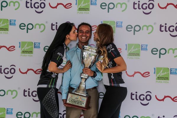 Presentación del Equipo de Ciclismo EPM-UNE-TIGO-Área Metropolitana
Presentación del Equipo de Ciclismo EPM-UNE-TIGO-Área Metropolitana
Fecha: Abril 6 de 2015
Para descargar esta fotografía en alta resolución, haga clic sobre la imagen hasta que la misma se despliegue en la pantalla completa; luego dé clic derecho y elija la opción "guardar imagen como". 
En caso de publicación por cualquier medio, solicitamos acompañarla del crédito: "Foto EPM"
Palabras clave: Presentación Equipo Ciclismo EPM UNE TIGO Área Metropolitana