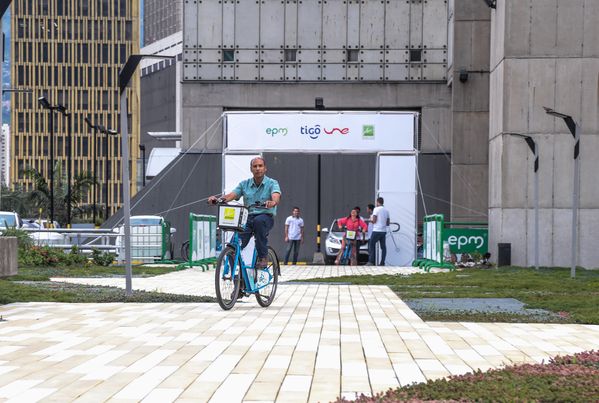 Presentación del Equipo de Ciclismo EPM-UNE-TIGO-Área Metropolitana
Presentación del Equipo de Ciclismo EPM-UNE-TIGO-Área Metropolitana
Fecha: Abril 6 de 2015
Para descargar esta fotografía en alta resolución, haga clic sobre la imagen hasta que la misma se despliegue en la pantalla completa; luego dé clic derecho y elija la opción "guardar imagen como". 
En caso de publicación por cualquier medio, solicitamos acompañarla del crédito: "Foto EPM"
Palabras clave: Presentación Equipo Ciclismo EPM UNE TIGO Área Metropolitana