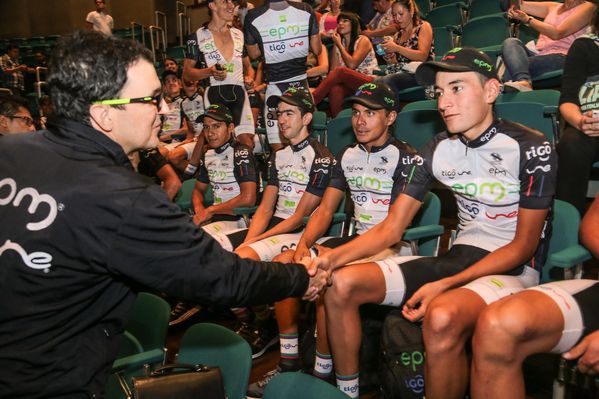 Presentación del Equipo de Ciclismo EPM-UNE-TIGO-Área Metropolitana
Presentación del Equipo de Ciclismo EPM-UNE-TIGO-Área Metropolitana
Fecha: Abril 6 de 2015
Para descargar esta fotografía en alta resolución, haga clic sobre la imagen hasta que la misma se despliegue en la pantalla completa; luego dé clic derecho y elija la opción "guardar imagen como". 
En caso de publicación por cualquier medio, solicitamos acompañarla del crédito: "Foto EPM"
Palabras clave: Presentación Equipo Ciclismo EPM UNE TIGO Área Metropolitana