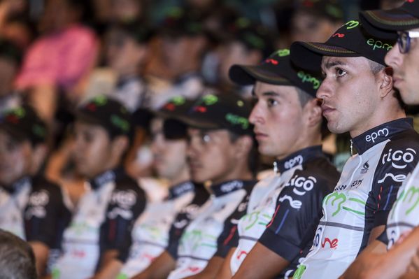 Presentación del Equipo de Ciclismo EPM-UNE-TIGO-Área Metropolitana
Presentación del Equipo de Ciclismo EPM-UNE-TIGO-Área Metropolitana
Fecha: Abril 6 de 2015
Para descargar esta fotografía en alta resolución, haga clic sobre la imagen hasta que la misma se despliegue en la pantalla completa; luego dé clic derecho y elija la opción "guardar imagen como". 
En caso de publicación por cualquier medio, solicitamos acompañarla del crédito: "Foto EPM"
Palabras clave: Presentación Equipo Ciclismo EPM UNE TIGO Área Metropolitana