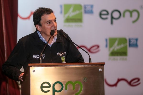 Presentación del Equipo de Ciclismo EPM-UNE-TIGO-Área Metropolitana
Presentación del Equipo de Ciclismo EPM-UNE-TIGO-Área Metropolitana
Fecha: Abril 6 de 2015
Para descargar esta fotografía en alta resolución, haga clic sobre la imagen hasta que la misma se despliegue en la pantalla completa; luego dé clic derecho y elija la opción "guardar imagen como". 
En caso de publicación por cualquier medio, solicitamos acompañarla del crédito: "Foto EPM"
Palabras clave: Presentación Equipo Ciclismo EPM UNE TIGO Área Metropolitana