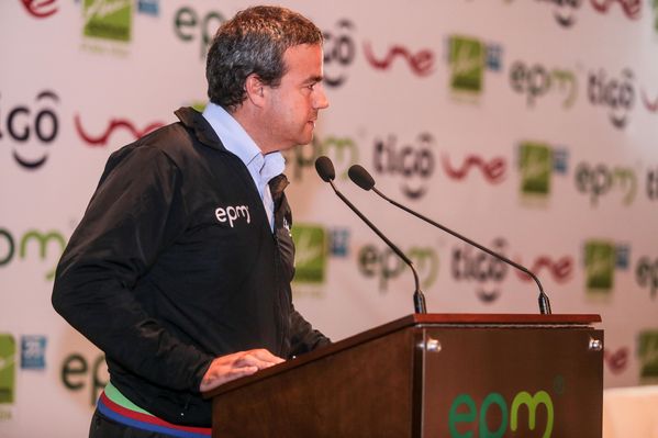 Presentación del Equipo de Ciclismo EPM-UNE-TIGO-Área Metropolitana
Presentación del Equipo de Ciclismo EPM-UNE-TIGO-Área Metropolitana
Fecha: Abril 6 de 2015
Para descargar esta fotografía en alta resolución, haga clic sobre la imagen hasta que la misma se despliegue en la pantalla completa; luego dé clic derecho y elija la opción "guardar imagen como". 
En caso de publicación por cualquier medio, solicitamos acompañarla del crédito: "Foto EPM"
Palabras clave: Presentación Equipo Ciclismo EPM UNE TIGO Área Metropolitana