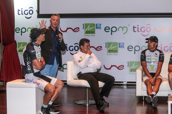 Presentación del Equipo de Ciclismo EPM-UNE-TIGO-Área Metropolitana
Presentación del Equipo de Ciclismo EPM-UNE-TIGO-Área Metropolitana
Fecha: Abril 6 de 2015
Para descargar esta fotografía en alta resolución, haga clic sobre la imagen hasta que la misma se despliegue en la pantalla completa; luego dé clic derecho y elija la opción "guardar imagen como". 
En caso de publicación por cualquier medio, solicitamos acompañarla del crédito: "Foto EPM"
Palabras clave: Presentación Equipo Ciclismo EPM UNE TIGO Área Metropolitana