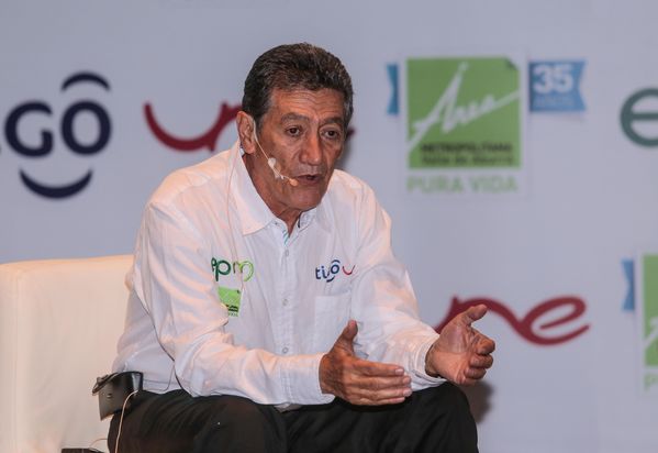 Presentación del Equipo de Ciclismo EPM-UNE-TIGO-Área Metropolitana
Presentación del Equipo de Ciclismo EPM-UNE-TIGO-Área Metropolitana
Fecha: Abril 6 de 2015
Para descargar esta fotografía en alta resolución, haga clic sobre la imagen hasta que la misma se despliegue en la pantalla completa; luego dé clic derecho y elija la opción "guardar imagen como". 
En caso de publicación por cualquier medio, solicitamos acompañarla del crédito: "Foto EPM"
Palabras clave: Presentación Equipo Ciclismo EPM UNE TIGO Área Metropolitana