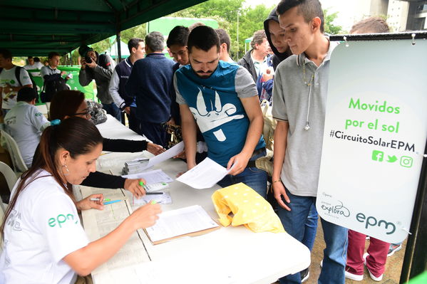 Circuito Solar EPM
Circuito Solar EPM
Fecha: Agosto 11 de 2017
Para descargar esta fotografía en alta resolución, haga clic sobre la imagen hasta que la misma se despliegue en la pantalla completa; luego dé clic derecho y elija la opción "guardar imagen como". 
En caso de publicación por cualquier medio, solicitamos acompañarla del crédito: "Foto EPM"
Palabras clave: Circuito Solar EPM