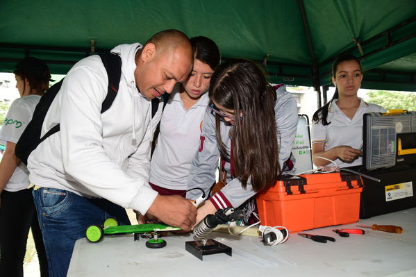 Circuito Solar EPM
Circuito Solar EPM
Fecha: Agosto 11 de 2017
Para descargar esta fotografía en alta resolución, haga clic sobre la imagen hasta que la misma se despliegue en la pantalla completa; luego dé clic derecho y elija la opción "guardar imagen como". 
En caso de publicación por cualquier medio, solicitamos acompañarla del crédito: "Foto EPM"
Palabras clave: Circuito Solar EPM
