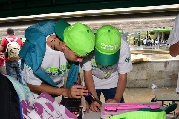 Circuito Solar EPM
Circuito Solar EPM
Fecha: Agosto 11 de 2017
Para descargar esta fotografía en alta resolución, haga clic sobre la imagen hasta que la misma se despliegue en la pantalla completa; luego dé clic derecho y elija la opción "guardar imagen como". 
En caso de publicación por cualquier medio, solicitamos acompañarla del crédito: "Foto EPM"
Palabras clave: Circuito Solar EPM