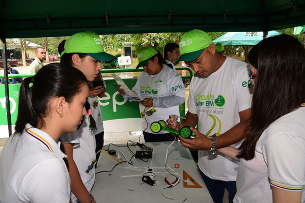 Circuito Solar EPM
Circuito Solar EPM
Fecha: Agosto 11 de 2017
Para descargar esta fotografía en alta resolución, haga clic sobre la imagen hasta que la misma se despliegue en la pantalla completa; luego dé clic derecho y elija la opción "guardar imagen como". 
En caso de publicación por cualquier medio, solicitamos acompañarla del crédito: "Foto EPM"
Palabras clave: Circuito Solar EPM