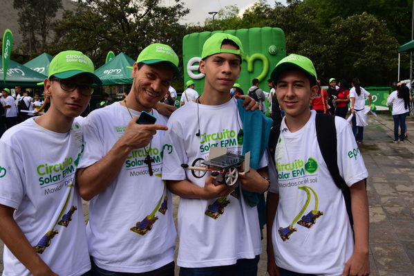 Circuito Solar EPM
Circuito Solar EPM
Fecha: Agosto 11 de 2017
Para descargar esta fotografía en alta resolución, haga clic sobre la imagen hasta que la misma se despliegue en la pantalla completa; luego dé clic derecho y elija la opción "guardar imagen como". 
En caso de publicación por cualquier medio, solicitamos acompañarla del crédito: "Foto EPM"
Palabras clave: Circuito Solar EPM