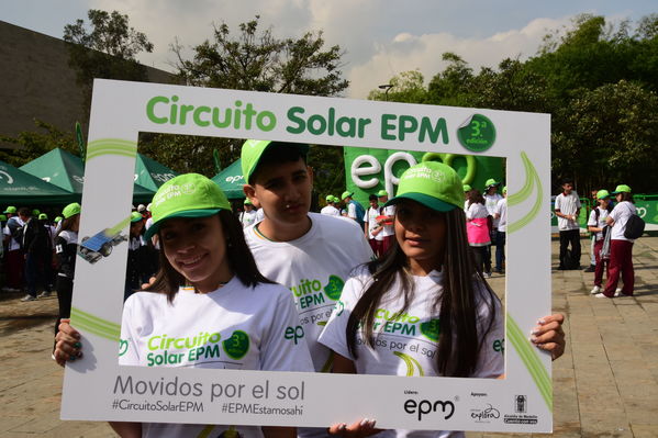 Circuito Solar EPM
Circuito Solar EPM
Fecha: Agosto 11 de 2017
Para descargar esta fotografía en alta resolución, haga clic sobre la imagen hasta que la misma se despliegue en la pantalla completa; luego dé clic derecho y elija la opción "guardar imagen como". 
En caso de publicación por cualquier medio, solicitamos acompañarla del crédito: "Foto EPM"
Palabras clave: Circuito Solar EPM