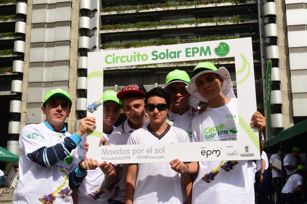 Circuito Solar EPM
Circuito Solar EPM
Fecha: Agosto 11 de 2017
Para descargar esta fotografía en alta resolución, haga clic sobre la imagen hasta que la misma se despliegue en la pantalla completa; luego dé clic derecho y elija la opción "guardar imagen como". 
En caso de publicación por cualquier medio, solicitamos acompañarla del crédito: "Foto EPM"
Palabras clave: Circuito Solar EPM