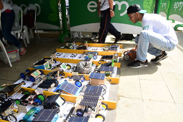 Circuito Solar EPM
Circuito Solar EPM
Fecha: Agosto 11 de 2017
Para descargar esta fotografía en alta resolución, haga clic sobre la imagen hasta que la misma se despliegue en la pantalla completa; luego dé clic derecho y elija la opción "guardar imagen como". 
En caso de publicación por cualquier medio, solicitamos acompañarla del crédito: "Foto EPM"
Palabras clave: Circuito Solar EPM