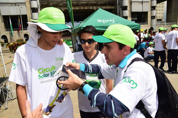 Circuito Solar EPM
Circuito Solar EPM
Fecha: Agosto 11 de 2017
Para descargar esta fotografía en alta resolución, haga clic sobre la imagen hasta que la misma se despliegue en la pantalla completa; luego dé clic derecho y elija la opción "guardar imagen como". 
En caso de publicación por cualquier medio, solicitamos acompañarla del crédito: "Foto EPM"
Palabras clave: Circuito Solar EPM