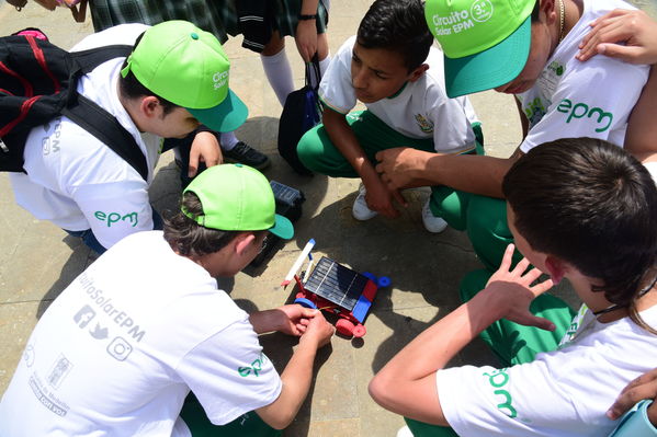 Circuito Solar EPM
Circuito Solar EPM
Fecha: Agosto 11 de 2017
Para descargar esta fotografía en alta resolución, haga clic sobre la imagen hasta que la misma se despliegue en la pantalla completa; luego dé clic derecho y elija la opción "guardar imagen como". 
En caso de publicación por cualquier medio, solicitamos acompañarla del crédito: "Foto EPM"
Palabras clave: Circuito Solar EPM