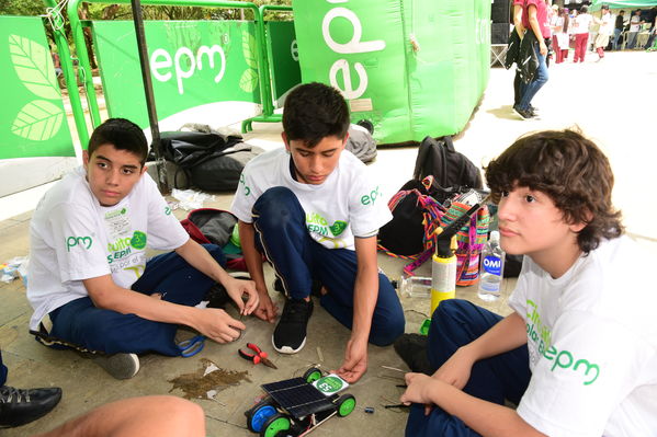 Circuito Solar EPM
Circuito Solar EPM
Fecha: Agosto 11 de 2017
Para descargar esta fotografía en alta resolución, haga clic sobre la imagen hasta que la misma se despliegue en la pantalla completa; luego dé clic derecho y elija la opción "guardar imagen como". 
En caso de publicación por cualquier medio, solicitamos acompañarla del crédito: "Foto EPM"
Palabras clave: Circuito Solar EPM