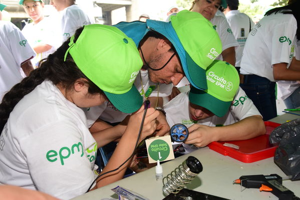 Circuito Solar EPM
Circuito Solar EPM
Fecha: Agosto 11 de 2017
Para descargar esta fotografía en alta resolución, haga clic sobre la imagen hasta que la misma se despliegue en la pantalla completa; luego dé clic derecho y elija la opción "guardar imagen como". 
En caso de publicación por cualquier medio, solicitamos acompañarla del crédito: "Foto EPM"
Palabras clave: Circuito Solar EPM