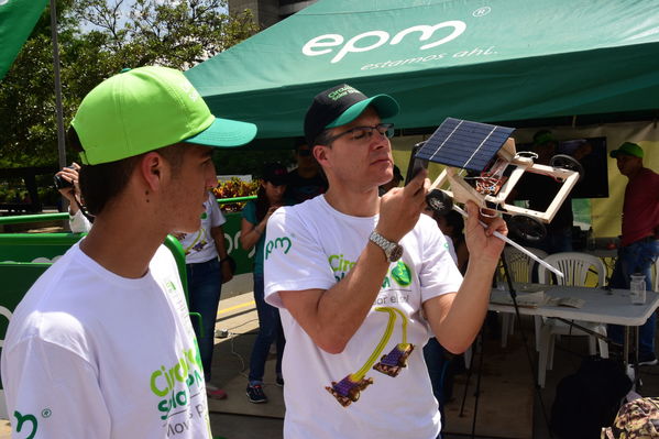Circuito Solar EPM
Circuito Solar EPM
Fecha: Agosto 11 de 2017
Para descargar esta fotografía en alta resolución, haga clic sobre la imagen hasta que la misma se despliegue en la pantalla completa; luego dé clic derecho y elija la opción "guardar imagen como". 
En caso de publicación por cualquier medio, solicitamos acompañarla del crédito: "Foto EPM"
Palabras clave: Circuito Solar EPM