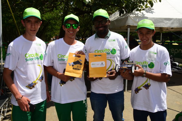 Circuito Solar EPM
Circuito Solar EPM
Fecha: Agosto 11 de 2017
Para descargar esta fotografía en alta resolución, haga clic sobre la imagen hasta que la misma se despliegue en la pantalla completa; luego dé clic derecho y elija la opción "guardar imagen como". 
En caso de publicación por cualquier medio, solicitamos acompañarla del crédito: "Foto EPM"
Palabras clave: Circuito Solar EPM