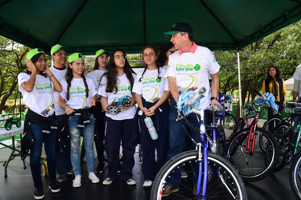 Circuito Solar EPM
Circuito Solar EPM
Fecha: Agosto 11 de 2017
Para descargar esta fotografía en alta resolución, haga clic sobre la imagen hasta que la misma se despliegue en la pantalla completa; luego dé clic derecho y elija la opción "guardar imagen como". 
En caso de publicación por cualquier medio, solicitamos acompañarla del crédito: "Foto EPM"
Palabras clave: Circuito Solar EPM