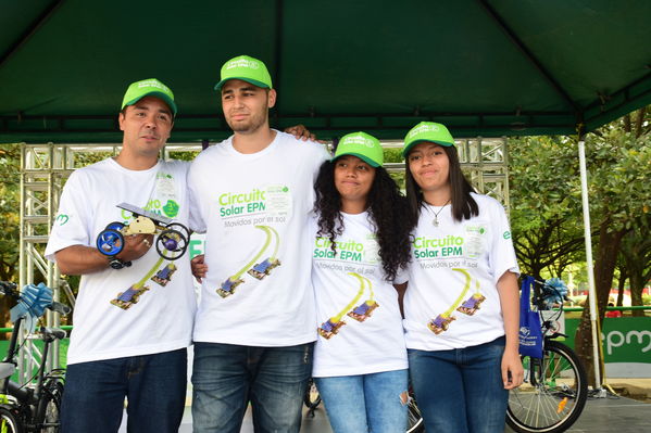 Circuito Solar EPM
Circuito Solar EPM
Fecha: Agosto 11 de 2017
Para descargar esta fotografía en alta resolución, haga clic sobre la imagen hasta que la misma se despliegue en la pantalla completa; luego dé clic derecho y elija la opción "guardar imagen como". 
En caso de publicación por cualquier medio, solicitamos acompañarla del crédito: "Foto EPM"
Palabras clave: Circuito Solar EPM