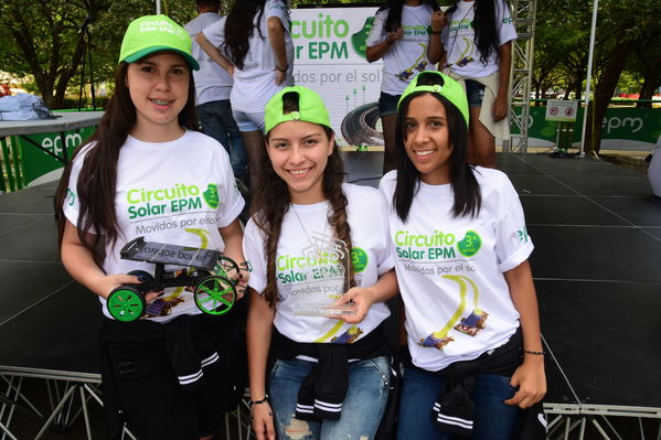 Circuito Solar EPM
Circuito Solar EPM
Fecha: Agosto 11 de 2017
Para descargar esta fotografía en alta resolución, haga clic sobre la imagen hasta que la misma se despliegue en la pantalla completa; luego dé clic derecho y elija la opción "guardar imagen como". 
En caso de publicación por cualquier medio, solicitamos acompañarla del crédito: "Foto EPM"
Palabras clave: Circuito Solar EPM