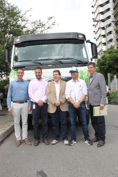 Piloto volquetas a Gas
Piloto volquetas a Gas.
Fecha: Agosto 15 2018.
Para descargar esta fotografía en alta resolución, haga clic sobre la imagen hasta que la misma se despliegue en la pantalla completa; luego dé clic derecho y elija la opción "guardar imagen como". 
En caso de publicación por cualquier medio, solicitamos acompañarla del crédito: "Foto EPM"
Palabras clave: Piloto volquetas Gas