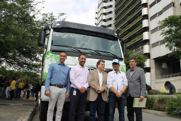 Piloto volquetas a Gas
Piloto volquetas a Gas.
Fecha: Agosto 15 2018.
Para descargar esta fotografía en alta resolución, haga clic sobre la imagen hasta que la misma se despliegue en la pantalla completa; luego dé clic derecho y elija la opción "guardar imagen como". 
En caso de publicación por cualquier medio, solicitamos acompañarla del crédito: "Foto EPM"
Palabras clave: Piloto volquetas Gas