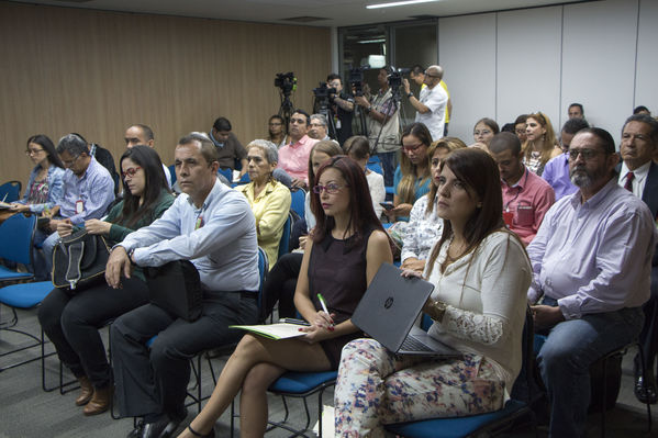 Conversatorio sobre el proyecto Centro Parrilla
Conversatorio sobre el proyecto Centro Parrilla
Fecha: Agosto 22 de 2016
Para descargar esta fotografía en alta resolución, haga clic sobre la imagen hasta que la misma se despliegue en la pantalla completa; luego dé clic derecho y elija la opción "guardar imagen como". 
En caso de publicación por cualquier medio, solicitamos acompañarla del crédito: "Foto EPM"
Palabras clave: Conversatorio proyecto Centro Parrilla