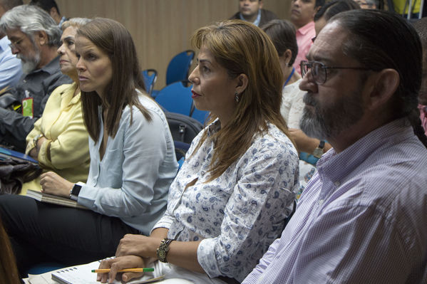 Conversatorio sobre el proyecto Centro Parrilla
Conversatorio sobre el proyecto Centro Parrilla
Fecha: Agosto 22 de 2016
Para descargar esta fotografía en alta resolución, haga clic sobre la imagen hasta que la misma se despliegue en la pantalla completa; luego dé clic derecho y elija la opción "guardar imagen como". 
En caso de publicación por cualquier medio, solicitamos acompañarla del crédito: "Foto EPM"
Palabras clave: Conversatorio proyecto Centro Parrilla