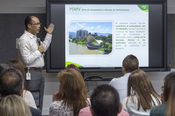 Conversatorio sobre el proyecto Centro Parrilla
Conversatorio sobre el proyecto Centro Parrilla
Fecha: Agosto 22 de 2016
Para descargar esta fotografía en alta resolución, haga clic sobre la imagen hasta que la misma se despliegue en la pantalla completa; luego dé clic derecho y elija la opción "guardar imagen como". 
En caso de publicación por cualquier medio, solicitamos acompañarla del crédito: "Foto EPM"
Palabras clave: Conversatorio proyecto Centro Parrilla