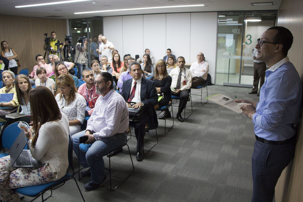 Conversatorio sobre el proyecto Centro Parrilla
Conversatorio sobre el proyecto Centro Parrilla
Fecha: Agosto 22 de 2016
Para descargar esta fotografía en alta resolución, haga clic sobre la imagen hasta que la misma se despliegue en la pantalla completa; luego dé clic derecho y elija la opción "guardar imagen como". 
En caso de publicación por cualquier medio, solicitamos acompañarla del crédito: "Foto EPM"
Palabras clave: Conversatorio proyecto Centro Parrilla
