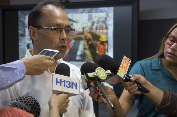 Conversatorio sobre el proyecto Centro Parrilla
Conversatorio sobre el proyecto Centro Parrilla
Fecha: Agosto 22 de 2016
Para descargar esta fotografía en alta resolución, haga clic sobre la imagen hasta que la misma se despliegue en la pantalla completa; luego dé clic derecho y elija la opción "guardar imagen como". 
En caso de publicación por cualquier medio, solicitamos acompañarla del crédito: "Foto EPM"
Palabras clave: Conversatorio proyecto Centro Parrilla