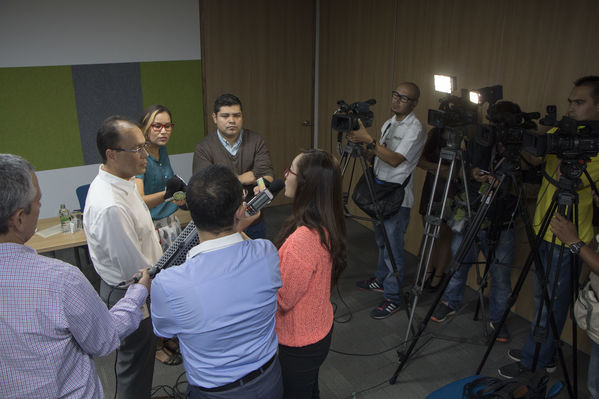 Conversatorio sobre el proyecto Centro Parrilla
Conversatorio sobre el proyecto Centro Parrilla
Fecha: Agosto 22 de 2016
Para descargar esta fotografía en alta resolución, haga clic sobre la imagen hasta que la misma se despliegue en la pantalla completa; luego dé clic derecho y elija la opción "guardar imagen como". 
En caso de publicación por cualquier medio, solicitamos acompañarla del crédito: "Foto EPM"
Palabras clave: Conversatorio proyecto Centro Parrilla