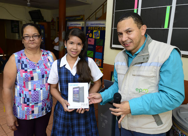 Por ti estamos ahí-Premiación concurso de dibujo
Por ti estamos ahí-Premiación concurso de dibujo
Fecha: Agosto 23 de 2017
Para descargar esta fotografía en alta resolución, haga clic sobre la imagen hasta que la misma se despliegue en la pantalla completa; luego dé clic derecho y elija la opción "guardar imagen como". 
En caso de publicación por cualquier medio, solicitamos acompañarla del crédito: "Foto EPM"
Palabras clave: Por ti estamos ahí-Premiación concurso de dibujo