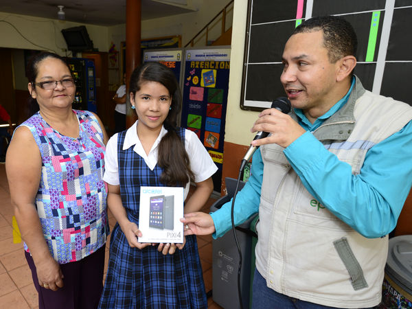 Por ti estamos ahí-Premiación concurso de dibujo
Por ti estamos ahí-Premiación concurso de dibujo
Fecha: Agosto 23 de 2017
Para descargar esta fotografía en alta resolución, haga clic sobre la imagen hasta que la misma se despliegue en la pantalla completa; luego dé clic derecho y elija la opción "guardar imagen como". 
En caso de publicación por cualquier medio, solicitamos acompañarla del crédito: "Foto EPM"
Palabras clave: Por ti estamos ahí-Premiación concurso de dibujo