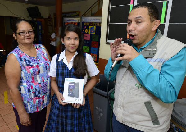 Por ti estamos ahí-Premiación concurso de dibujo
Por ti estamos ahí-Premiación concurso de dibujo
Fecha: Agosto 23 de 2017
Para descargar esta fotografía en alta resolución, haga clic sobre la imagen hasta que la misma se despliegue en la pantalla completa; luego dé clic derecho y elija la opción "guardar imagen como". 
En caso de publicación por cualquier medio, solicitamos acompañarla del crédito: "Foto EPM"
Palabras clave: Por ti estamos ahí-Premiación concurso de dibujo