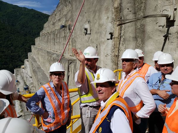 Visita ministros altos funcionarios proyecto hidroeléctrico Ituango
Visita ministros y altos funcionarios proyecto hidroeléctrico Ituango.
Fecha: Agosto 24 2018.
Para descargar esta fotografía en alta resolución, haga clic sobre la imagen hasta que la misma se despliegue en la pantalla completa; luego dé clic derecho y elija la opción "guardar imagen como". 
En caso de publicación por cualquier medio, solicitamos acompañarla del crédito: "Foto EPM"
Palabras clave: Visita ministros altos funcionarios proyecto hidroeléctrico Ituango