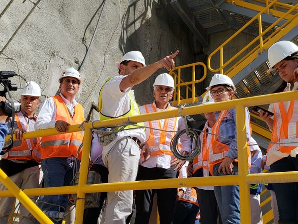 Visita ministros altos funcionarios proyecto hidroeléctrico Ituango
Visita ministros y altos funcionarios proyecto hidroeléctrico Ituango.
Fecha: Agosto 24 2018.
Para descargar esta fotografía en alta resolución, haga clic sobre la imagen hasta que la misma se despliegue en la pantalla completa; luego dé clic derecho y elija la opción "guardar imagen como". 
En caso de publicación por cualquier medio, solicitamos acompañarla del crédito: "Foto EPM"
Palabras clave: Visita ministros altos funcionarios proyecto hidroeléctrico Ituango