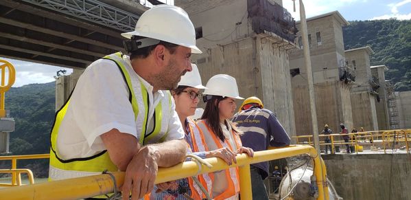 Visita ministros altos funcionarios proyecto hidroeléctrico Ituango
Visita ministros y altos funcionarios proyecto hidroeléctrico Ituango.
Fecha: Agosto 24 2018.
Para descargar esta fotografía en alta resolución, haga clic sobre la imagen hasta que la misma se despliegue en la pantalla completa; luego dé clic derecho y elija la opción "guardar imagen como". 
En caso de publicación por cualquier medio, solicitamos acompañarla del crédito: "Foto EPM"
Palabras clave: Visita ministros altos funcionarios proyecto hidroeléctrico Ituango