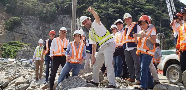 Visita ministros altos funcionarios proyecto hidroeléctrico Ituango
Visita ministros y altos funcionarios proyecto hidroeléctrico Ituango.
Fecha: Agosto 24 2018.
Para descargar esta fotografía en alta resolución, haga clic sobre la imagen hasta que la misma se despliegue en la pantalla completa; luego dé clic derecho y elija la opción "guardar imagen como". 
En caso de publicación por cualquier medio, solicitamos acompañarla del crédito: "Foto EPM"
Palabras clave: Visita ministros altos funcionarios proyecto hidroeléctrico Ituango